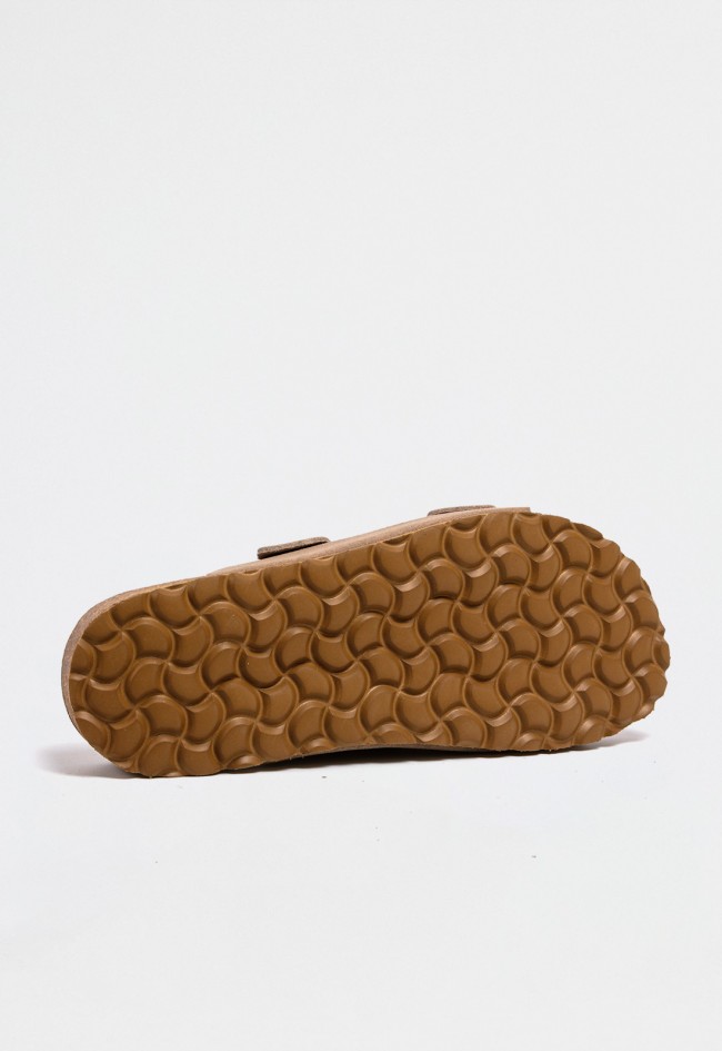 Sandalia tostada de mujer con doble hebilla dorada y suela elevada en piel | Diseño casual y actual VAS wiwi-003