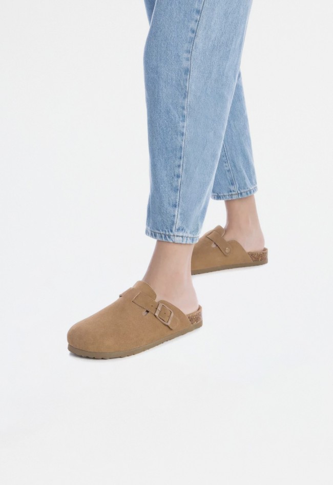 Zueco de mujer en serraje camel – cómodo, en tendencia y para todo el año | VAS 142871