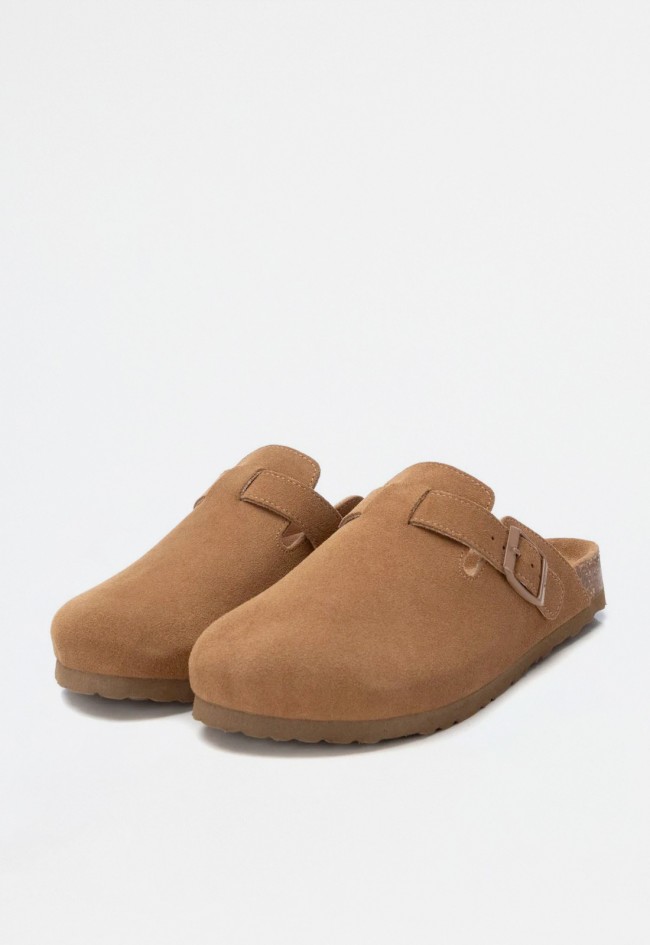 Zueco de mujer en serraje camel – cómodo, en tendencia y para todo el año | VAS 142871