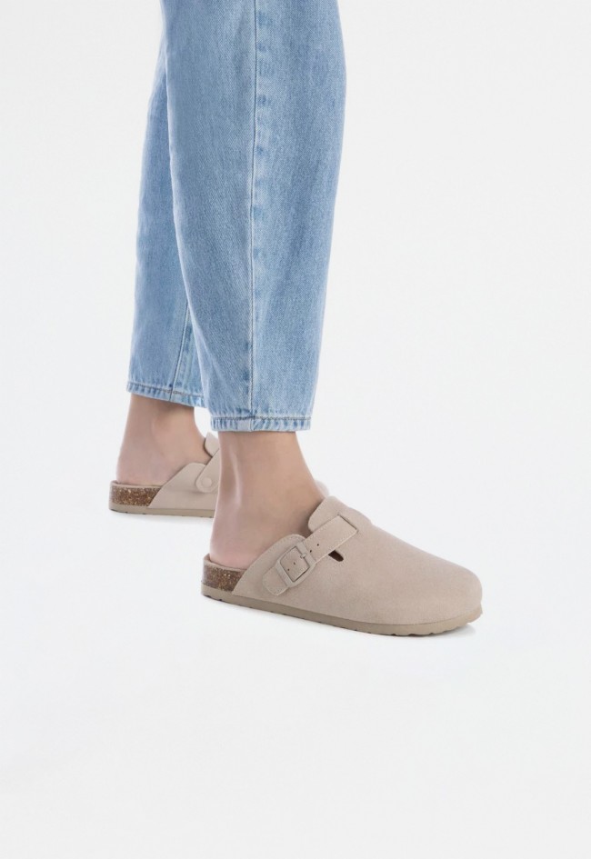 Zueco de mujer en serraje beige con hebilla – cómodo, original y en tendencia | VAS