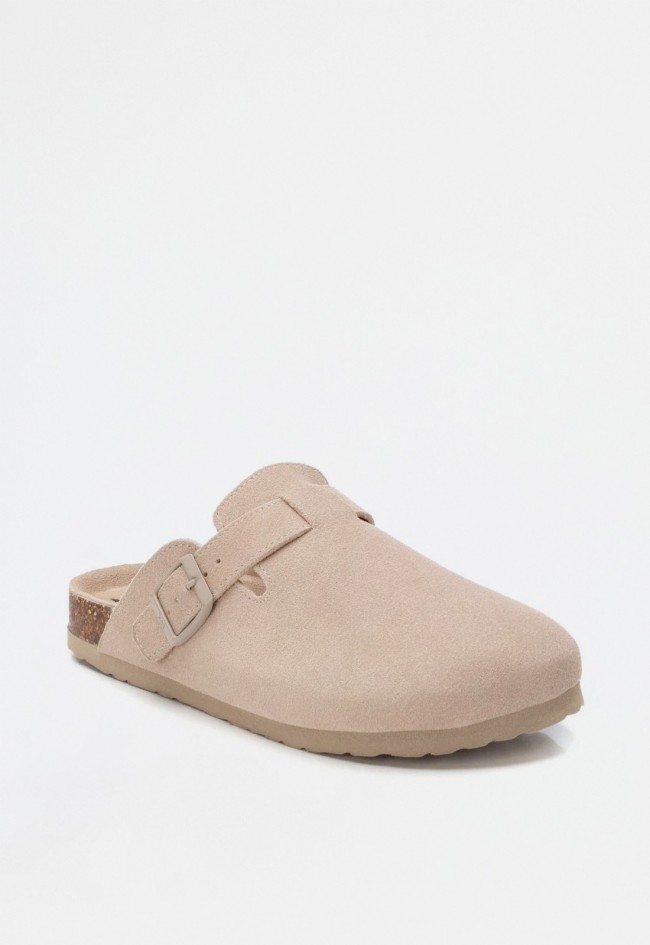 Zueco de mujer en serraje beige con hebilla – cómodo, original y en tendencia | VAS
