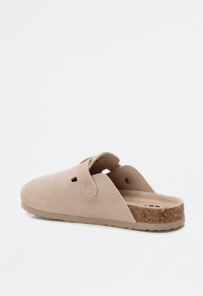 Zueco de mujer en serraje beige con hebilla – cómodo, original y en tendencia | VAS