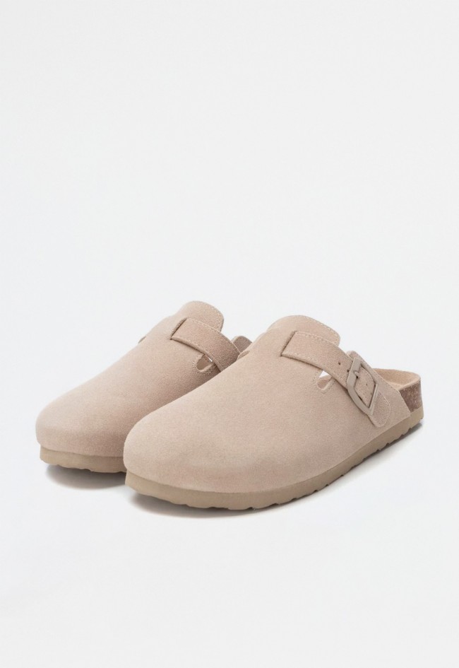 Zueco de mujer en serraje beige con hebilla – cómodo, original y en tendencia | VAS