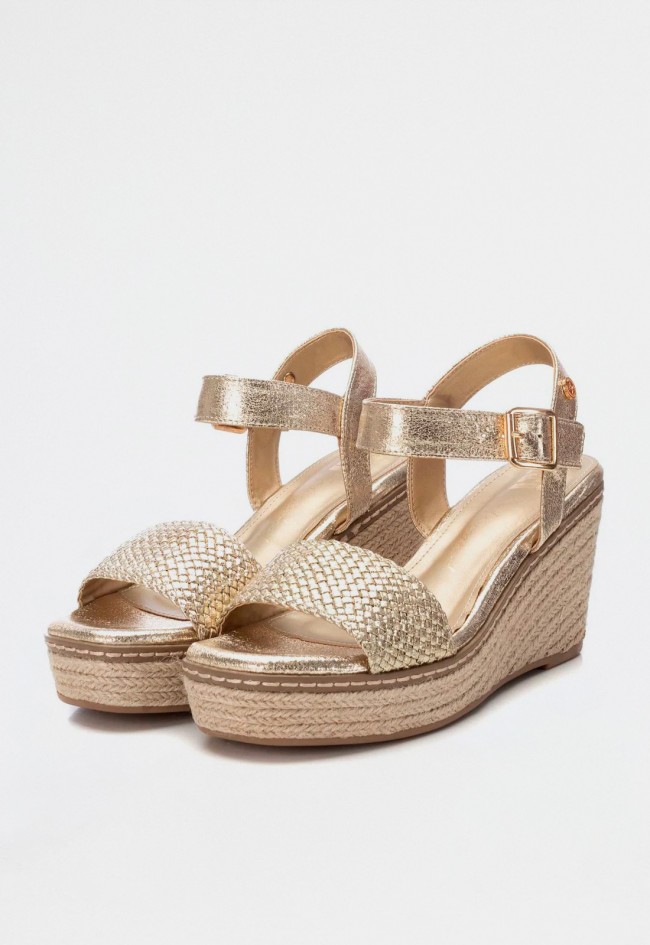 Sandalia esparto cuña de mujer oro Xti 143828