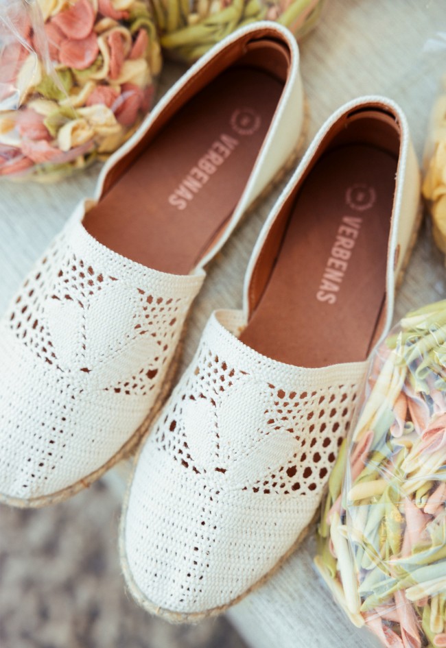 Alpargata plana en crochet lino crudo con suela de yute y piel | Fabricada en España | Verbenas Carmen