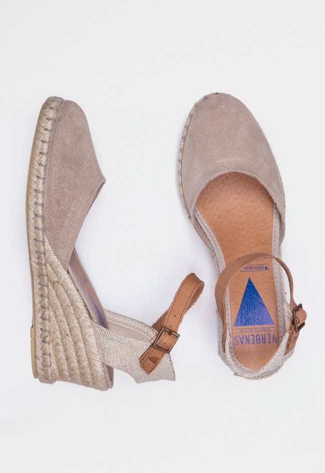 Alpargata de cuña Malena en serraje color piedra con suela de yute | Hecha en España | Verbenas malena strass