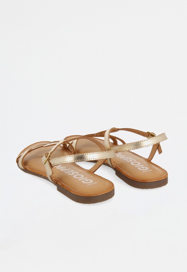 Sandalia plana dorada de piel con tiras finas y cierre de hebilla | Diseño atemporal y cómodo de Gioseppo lamim