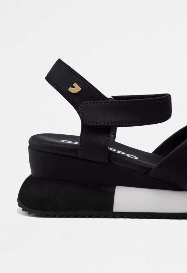 Sandalia deportiva de mujer negro Gioseppo heath