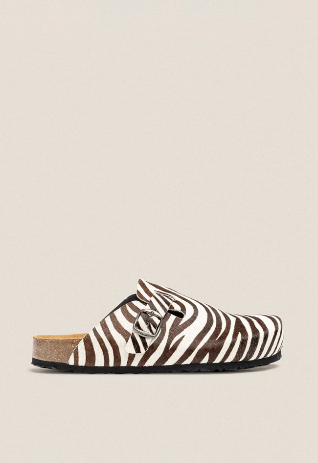 Zueco plano de mujer en piel con estampado animal print cebra y hebilla lateral | Diseño actual y cómodo VAS 599 eng