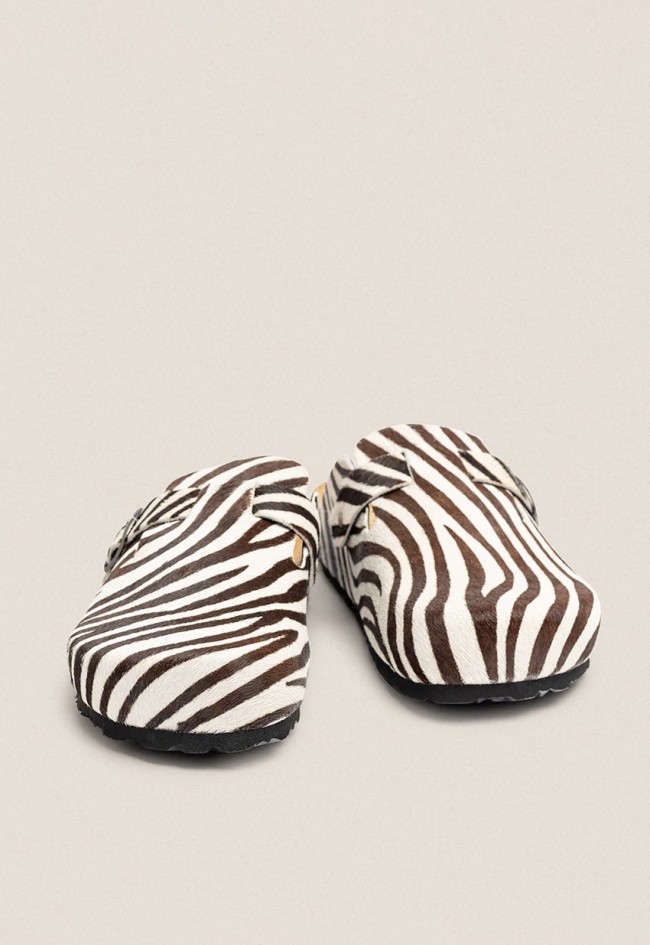 Zueco plano de mujer en piel con estampado animal print cebra y hebilla lateral | Diseño actual y cómodo VAS 599 eng