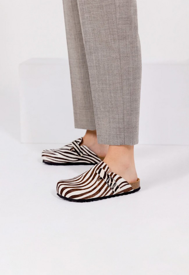 Zueco plano de mujer en piel con estampado animal print cebra y hebilla lateral | Diseño actual y cómodo VAS 599 eng