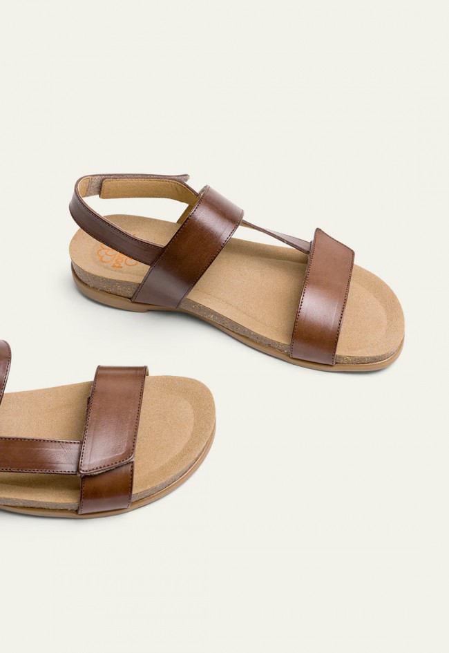 SANDALIA PLANA ROMANA BIO TACHUELAS DE PIEL MOKA Porronet SOFÍA 3137