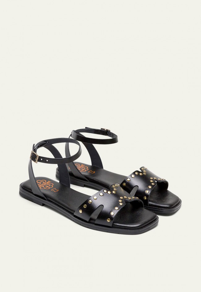 SANDALIA PLANA DE PIEL CON TACHUELAS NEGRO Porronet VIKA 3116