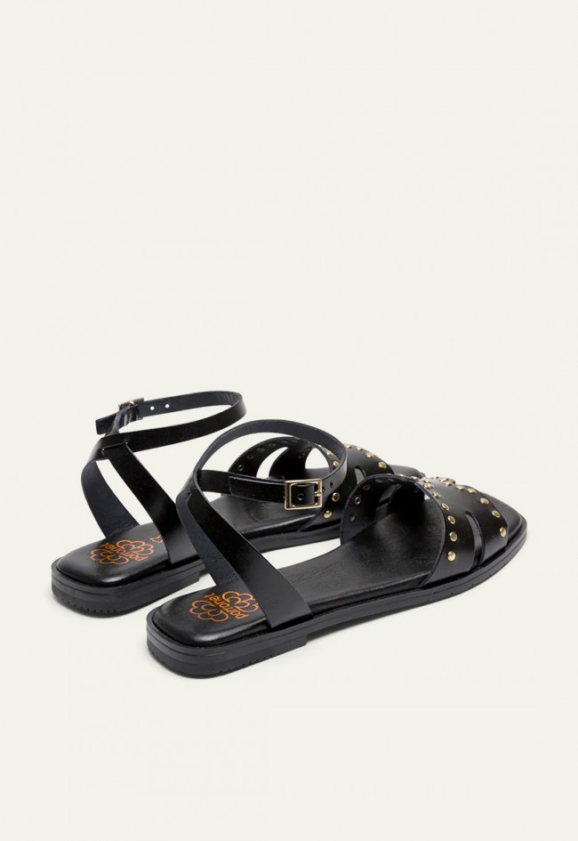 SANDALIA PLANA DE PIEL CON TACHUELAS NEGRO Porronet VIKA 3116