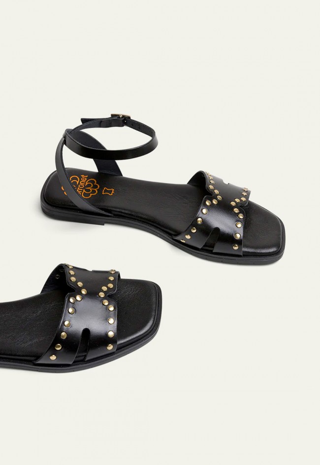 SANDALIA PLANA DE PIEL CON TACHUELAS NEGRO Porronet VIKA 3116