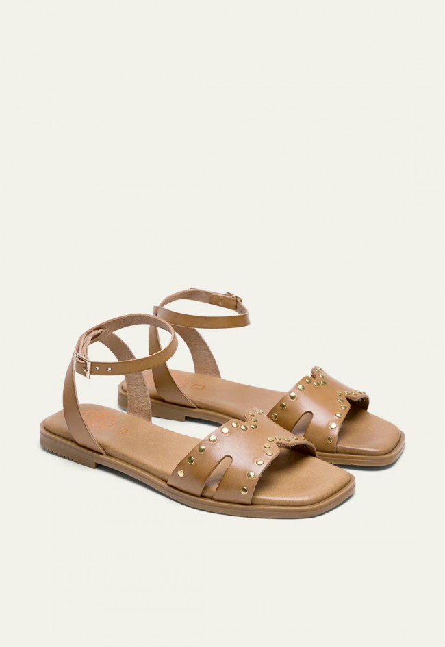 SANDALIA PLANA DE PIEL CON TACHUELAS TAUPE Porronet VIKA 3116