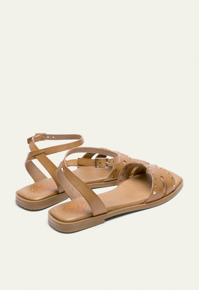 SANDALIA PLANA DE PIEL CON TACHUELAS TAUPE Porronet VIKA 3116