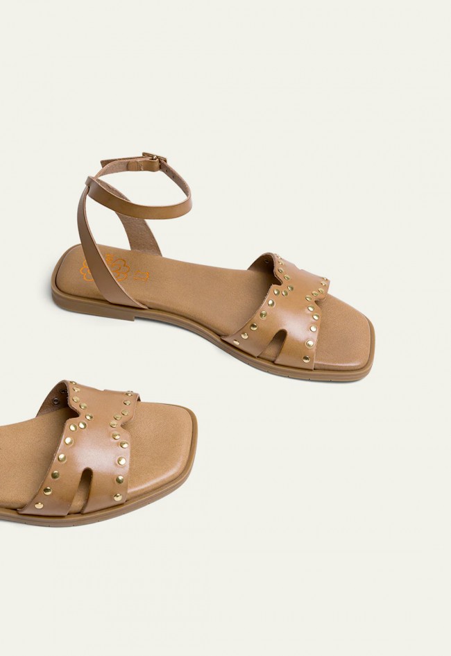 SANDALIA PLANA DE PIEL CON TACHUELAS TAUPE Porronet VIKA 3116