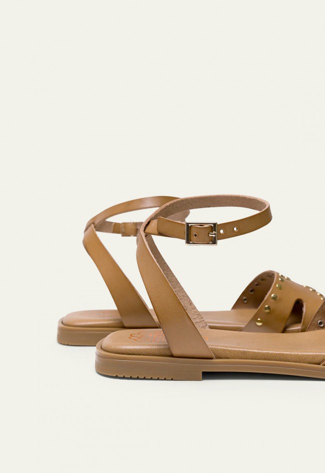 SANDALIA PLANA DE PIEL CON TACHUELAS TAUPE Porronet VIKA 3116