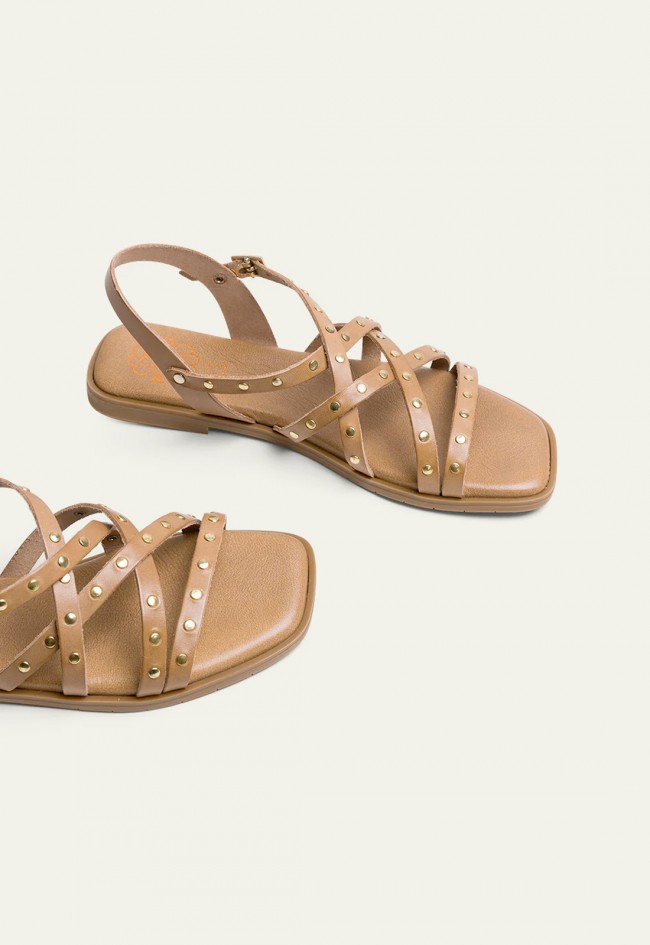 SANDALIA PLANA DE PIEL CON TACHUELAS TAUPE Porronet VICTORIA 3113