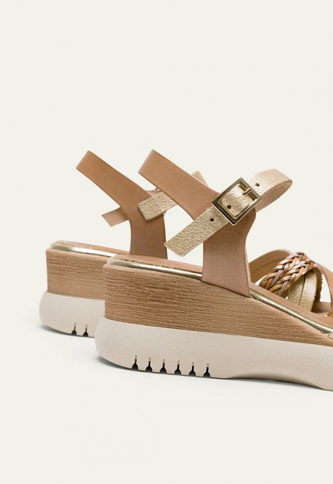 SANDALIA DE CUÑA DE PIEL DE TIRAS TAUPE ORO Porronet BERTA 3156