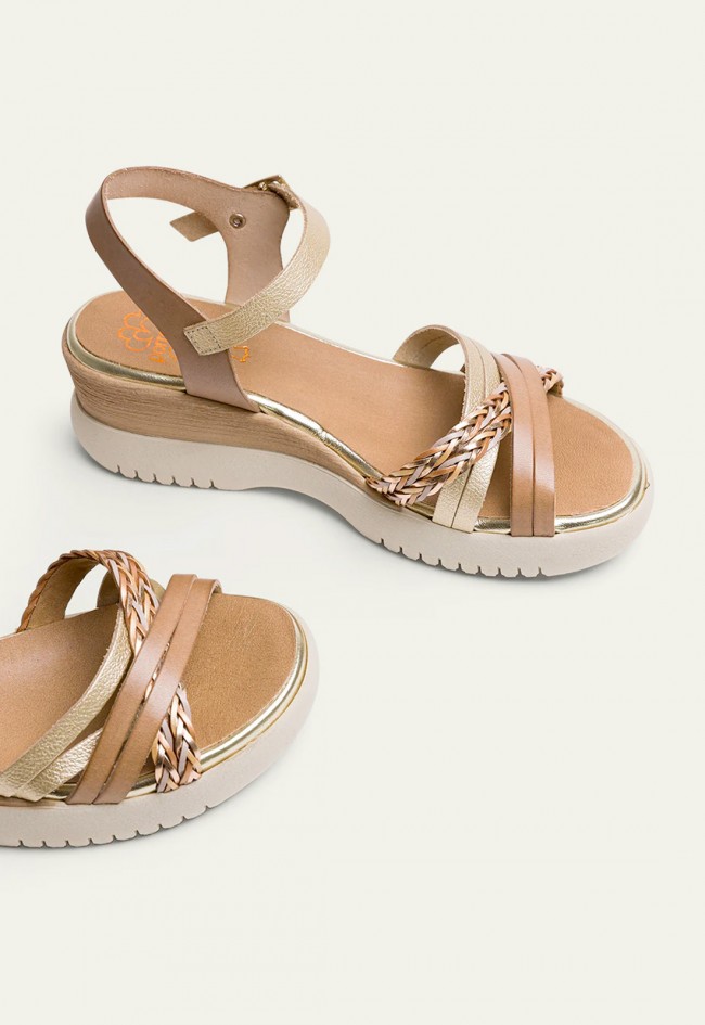 SANDALIA DE CUÑA DE PIEL DE TIRAS TAUPE ORO Porronet BERTA 3156
