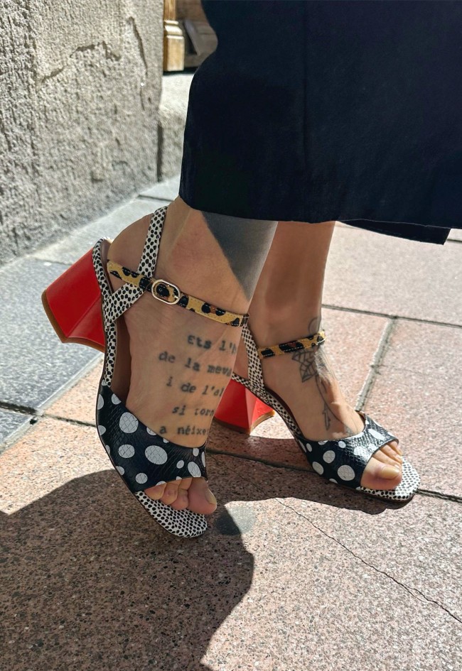 Sandalia de piel estampada para mujer – diseño exclusivo con tacón rojo y cierre de leopardo | GLO chija