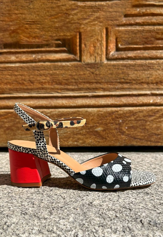 Sandalia de piel estampada para mujer – diseño exclusivo con tacón rojo y cierre de leopardo | GLO chija