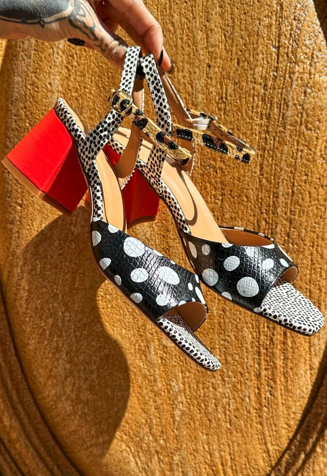 Sandalia de piel estampada para mujer – diseño exclusivo con tacón rojo y cierre de leopardo | GLO chija