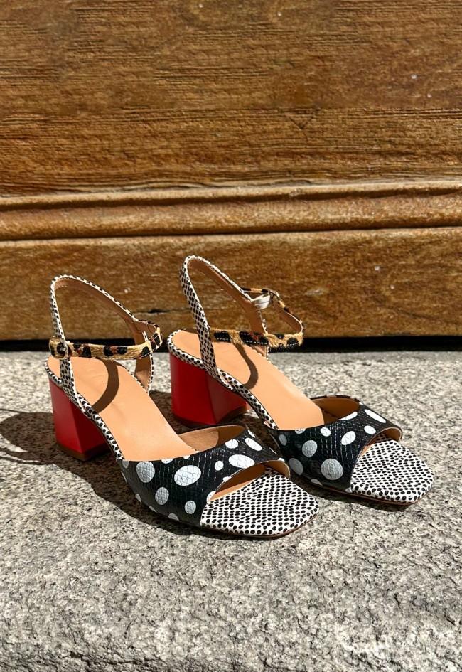 Sandalia de piel estampada para mujer – diseño exclusivo con tacón rojo y cierre de leopardo | GLO chija
