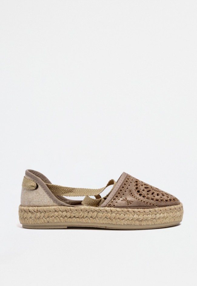 Alpargata plana beige de mujer con suela de esparto y cordones para atar – artesanía española con estilo boho | GARRIDO MURO 712