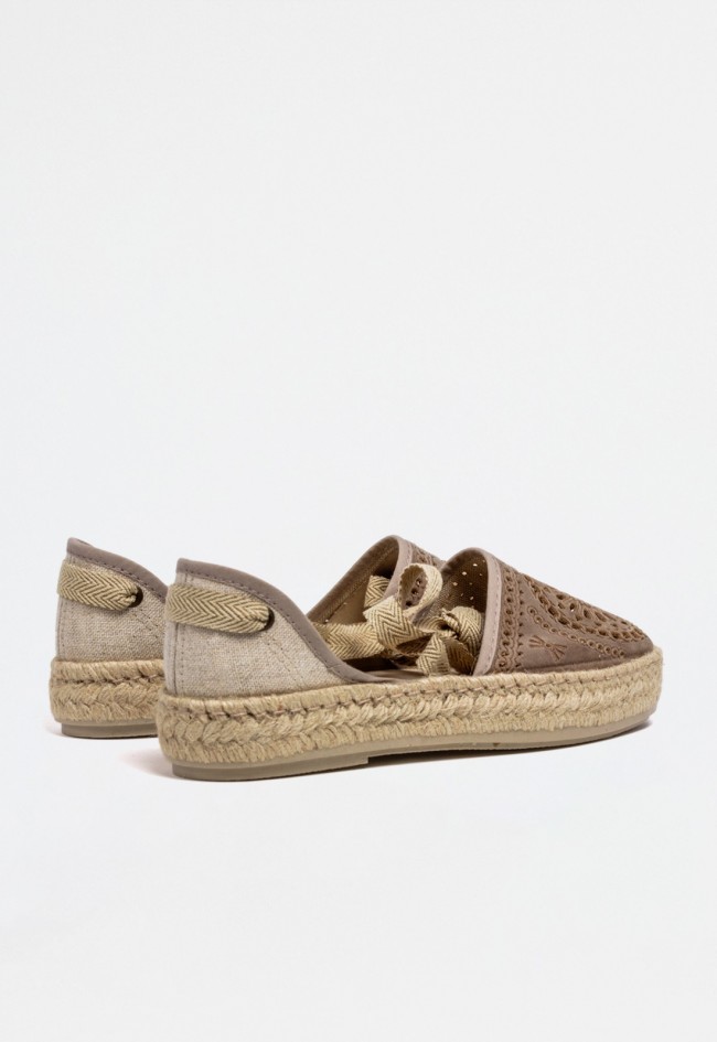 Alpargata plana beige de mujer con suela de esparto y cordones para atar – artesanía española con estilo boho | GARRIDO MURO 712