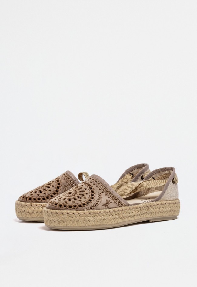 Alpargata plana beige de mujer con suela de esparto y cordones para atar – artesanía española con estilo boho | GARRIDO MURO 712