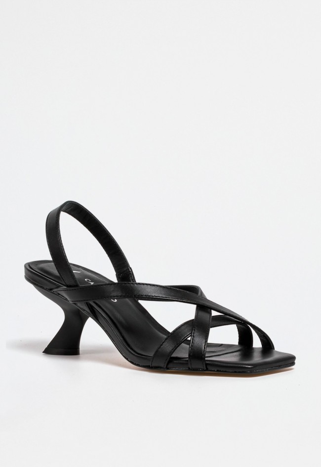 Sandalia de mujer en piel negra con tiras cruzadas y tacón fino – elegancia sofisticada | CARRANO 681016