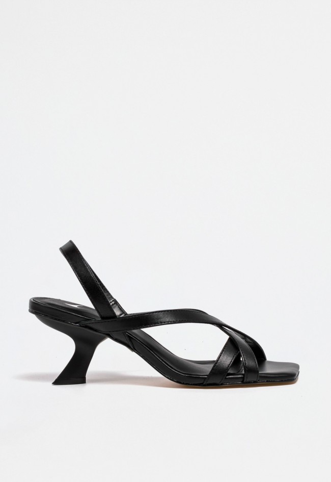 Sandalia de mujer en piel negra con tiras cruzadas y tacón fino – elegancia sofisticada | CARRANO 681016
