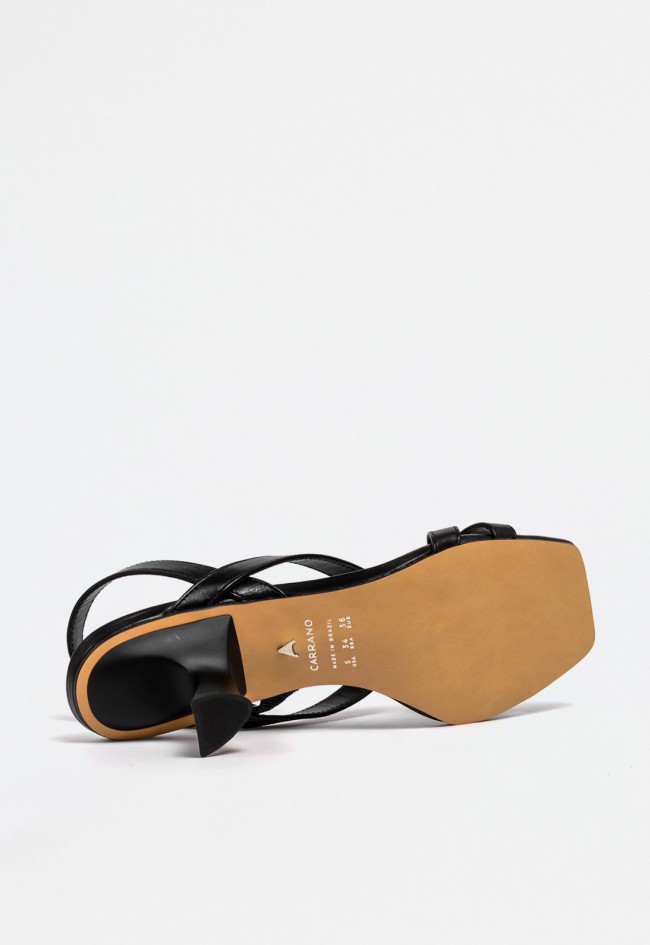 Sandalia de mujer en piel negra con tiras cruzadas y tacón fino – elegancia sofisticada | CARRANO 681016