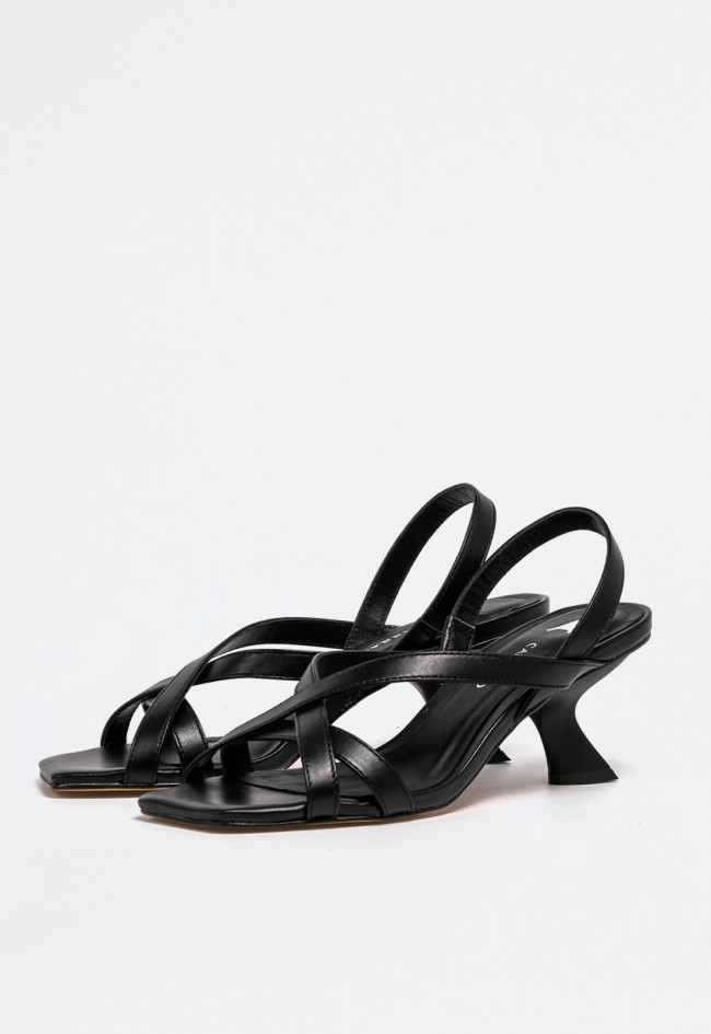 Sandalia de mujer en piel negra con tiras cruzadas y tacón fino – elegancia sofisticada | CARRANO 681016