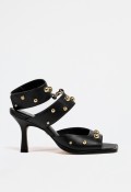 Sandalia de piel negra con tacón fino, tachas doradas y cierre de velcro – elegancia con actitud | CARRANO 78006