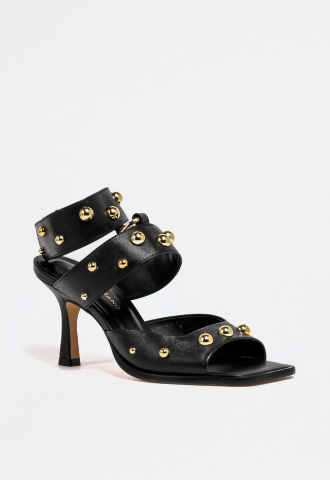 Sandalia de piel negra con tacón fino, tachas doradas y cierre de velcro – elegancia con actitud | CARRANO 78006