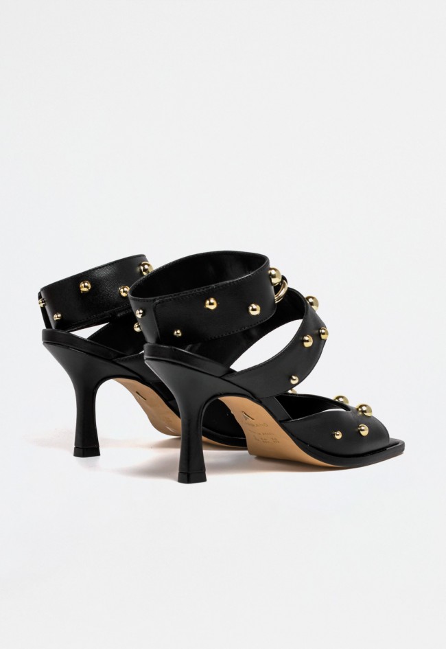 Sandalia de piel negra con tacón fino, tachas doradas y cierre de velcro – elegancia con actitud | CARRANO 78006