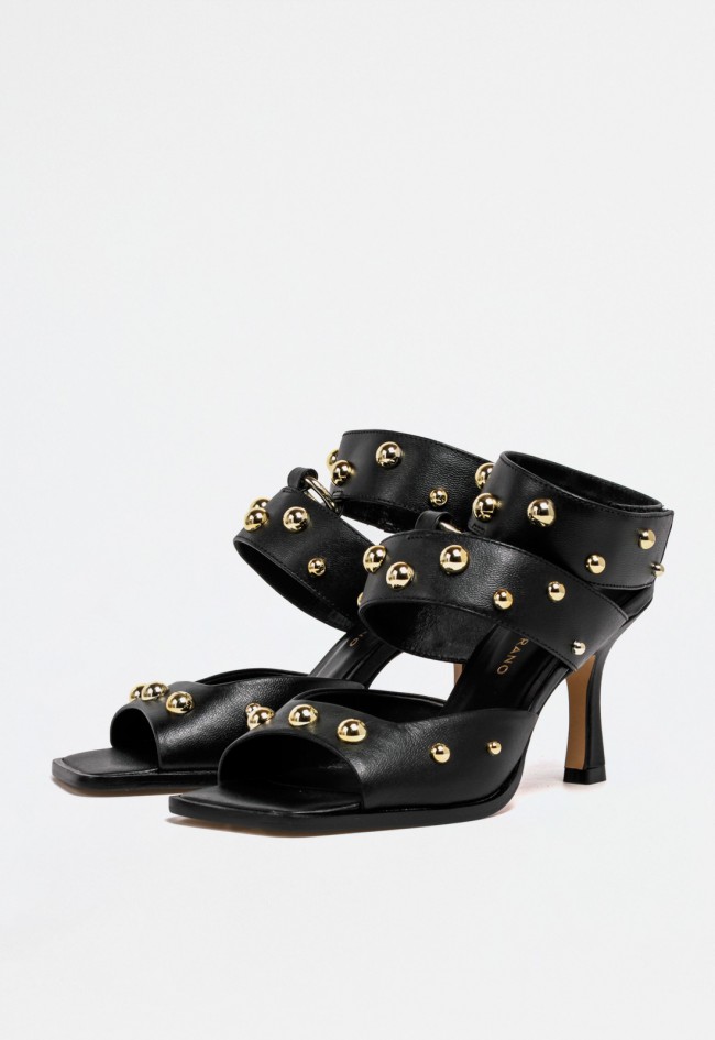 Sandalia de piel negra con tacón fino, tachas doradas y cierre de velcro – elegancia con actitud | CARRANO 78006