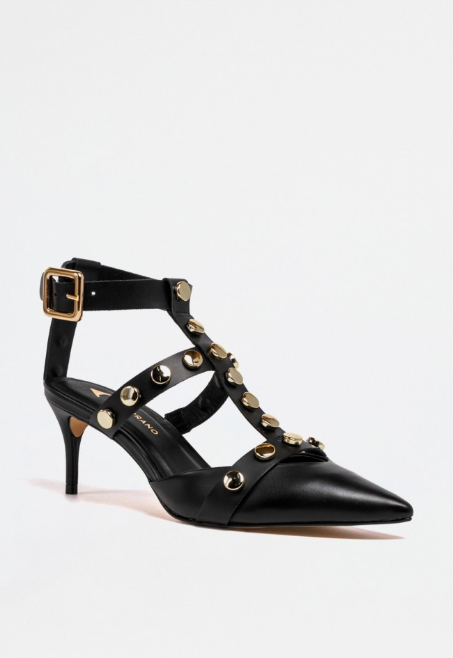 Zapato de mujer en piel negra con tiras de tachas doradas, punta en pico y tacón fino | CARRANO 439032