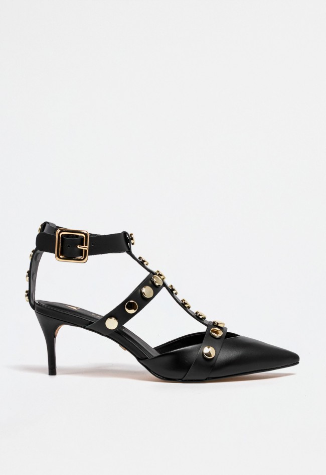 Zapato de mujer en piel negra con tiras de tachas doradas, punta en pico y tacón fino | CARRANO 439032