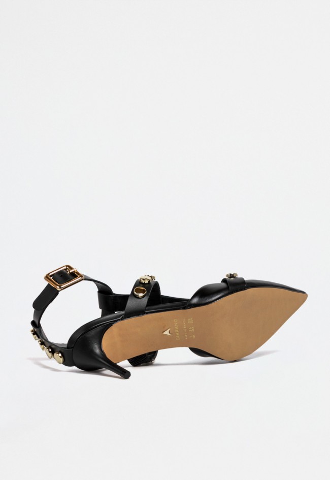 Zapato de mujer en piel negra con tiras de tachas doradas, punta en pico y tacón fino | CARRANO 439032