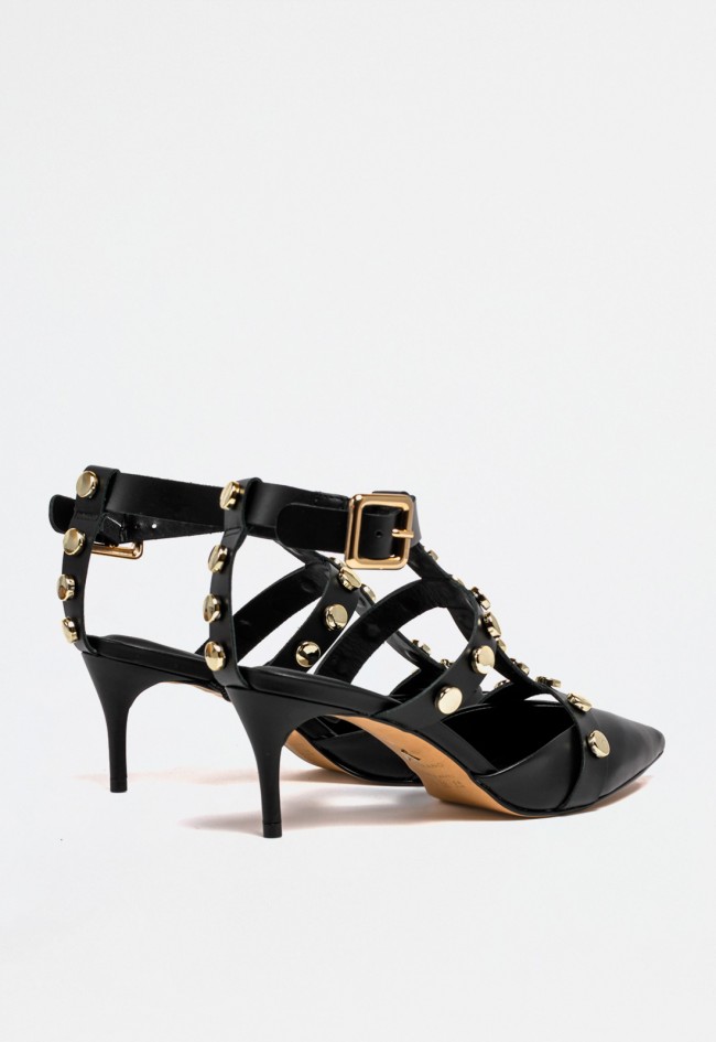 Zapato de mujer en piel negra con tiras de tachas doradas, punta en pico y tacón fino | CARRANO 439032