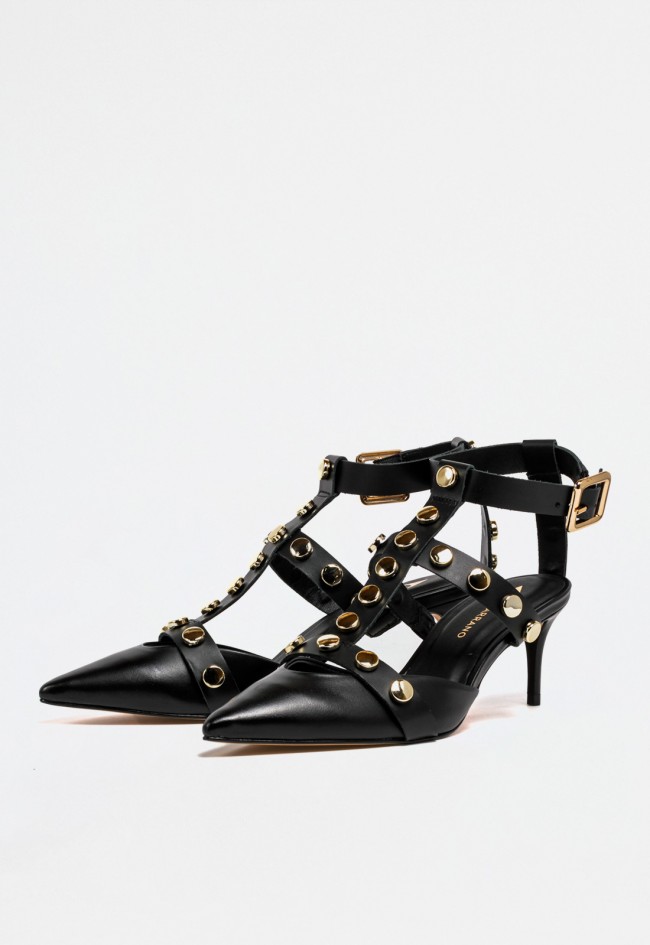 Zapato de mujer en piel negra con tiras de tachas doradas, punta en pico y tacón fino | CARRANO 439032