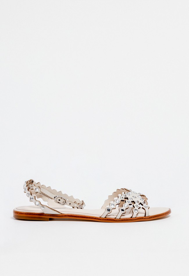 Sandalia plana de mujer en piel color hielo con tiras de pedrería brillante – frescura y elegancia luminosa | CARRANO 699025