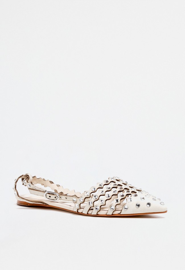 Zapato bajo destalonado de mujer en piel blanco con tiras de pedrería – diseño semiabierto con brillo sutil | CARRANO 507077