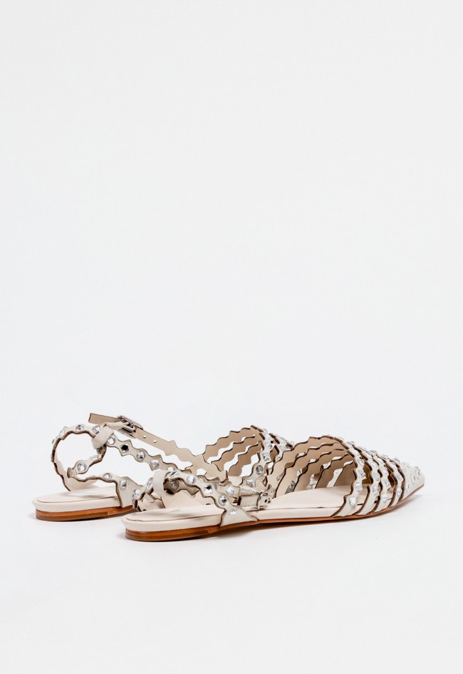 Zapato bajo destalonado de mujer en piel blanco con tiras de pedrería – diseño semiabierto con brillo sutil | CARRANO 507077