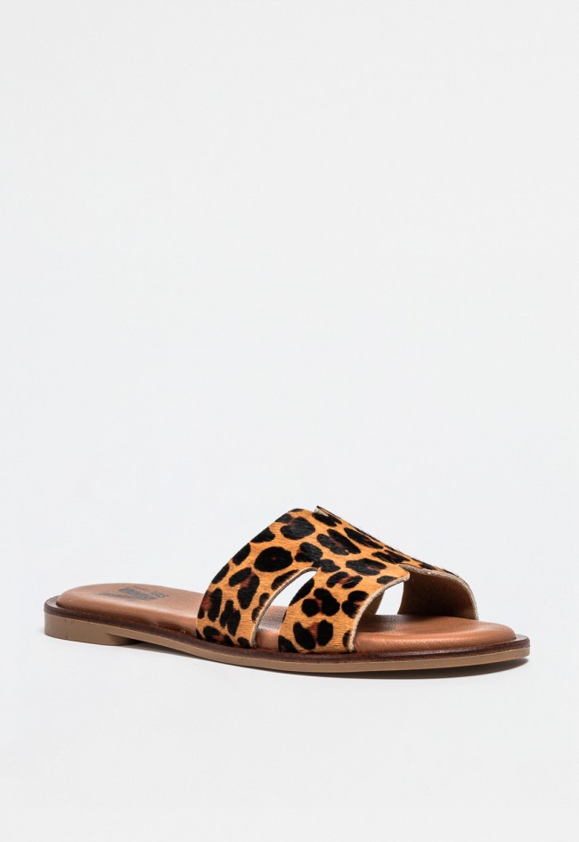 Sandalia plana de mujer en piel con estampado leopardo – diseño versátil y con carácter | VAS v3090